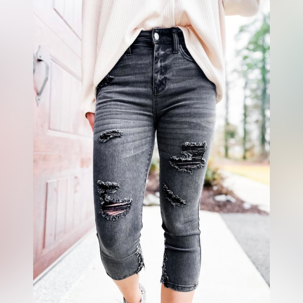 Judy blue black distressed stretchy Capri denim size 11/30